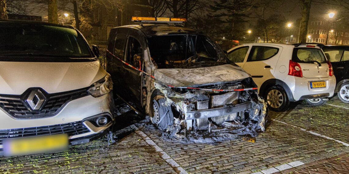 Derde autobrand op rij in Haarlem, politie vermoedt brandstichting