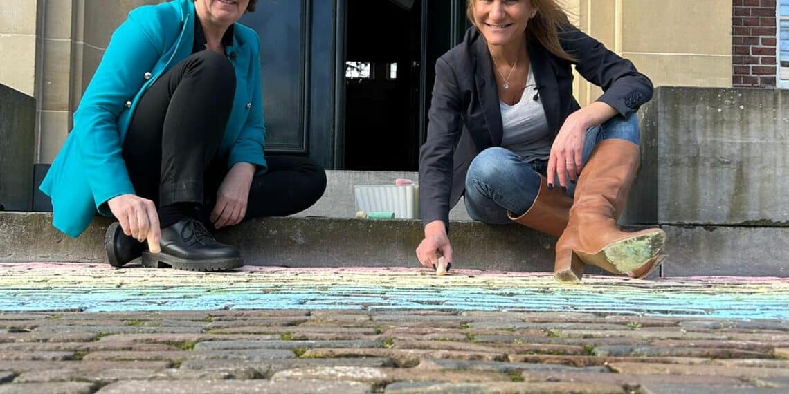 Wens van Astrid Nienhuis in vervulling: toch nog een ‘regenboogzebrapad’ op haar laatste dag als burgemeester