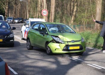 Flinke file na botsing tussen auto’s op Vogelenzangseweg