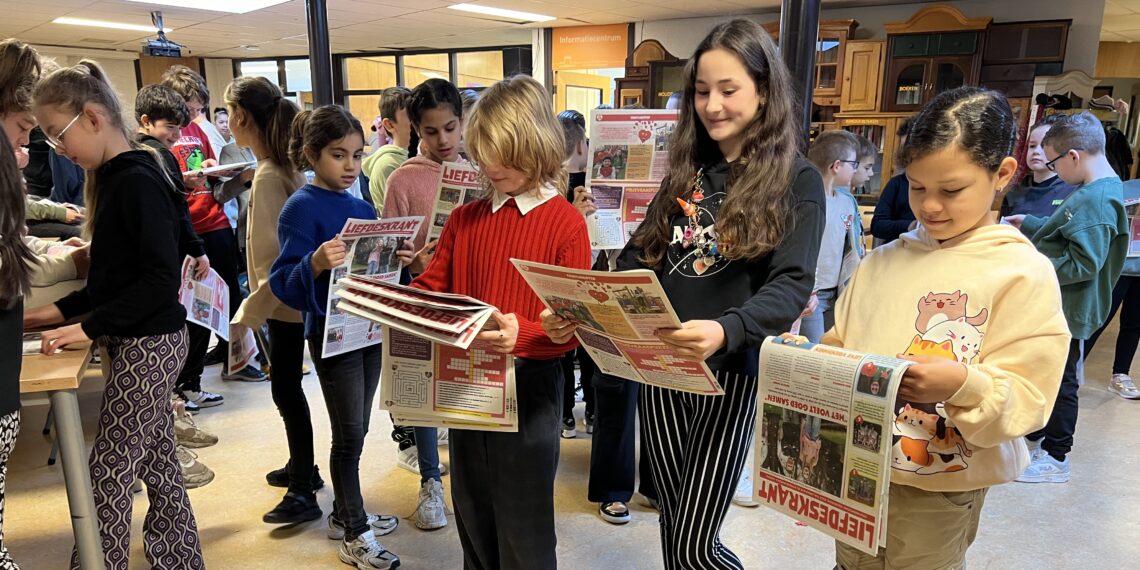 Kinderburgemeester Haarlem deelt Liefdeskrant uit: “Onderwerpen die we moeten bespreken”