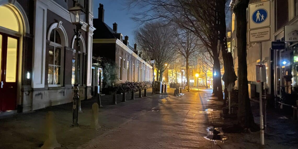 Meer kapotte straatverlichting in Haarlem door nat najaar: “Reparaties duren langer”