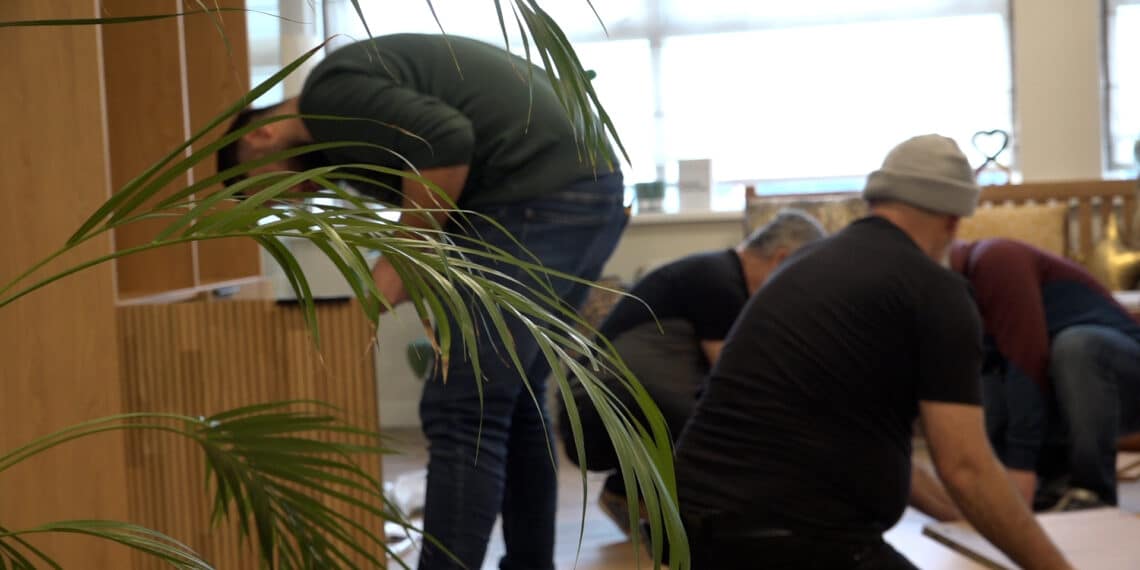 Zet vluchtelingen van de COA-boot in als vrijwilliger: “Het zijn vaak hele handige mensen en anders vervelen ze zich toch maar”