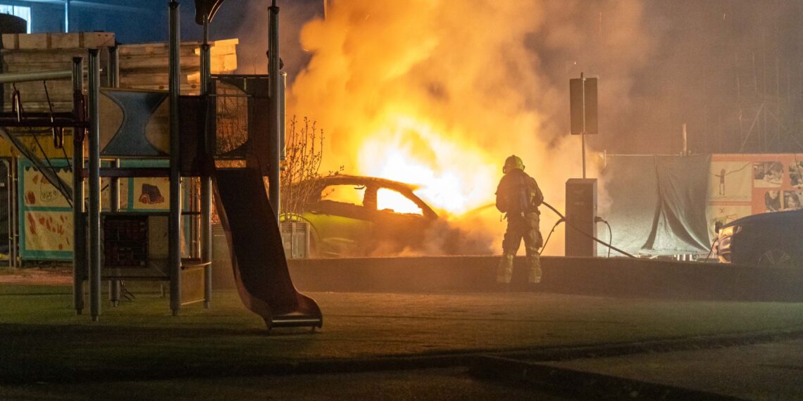 Weer een auto in vlammen op in Haarlem
