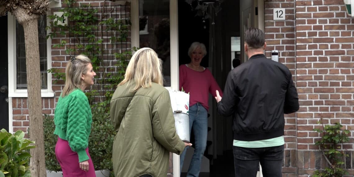 Zingende brandweerman brengt bosjes tulpen langs bij Haarlemse toppers: ‘Dit had ik niet verwacht’
