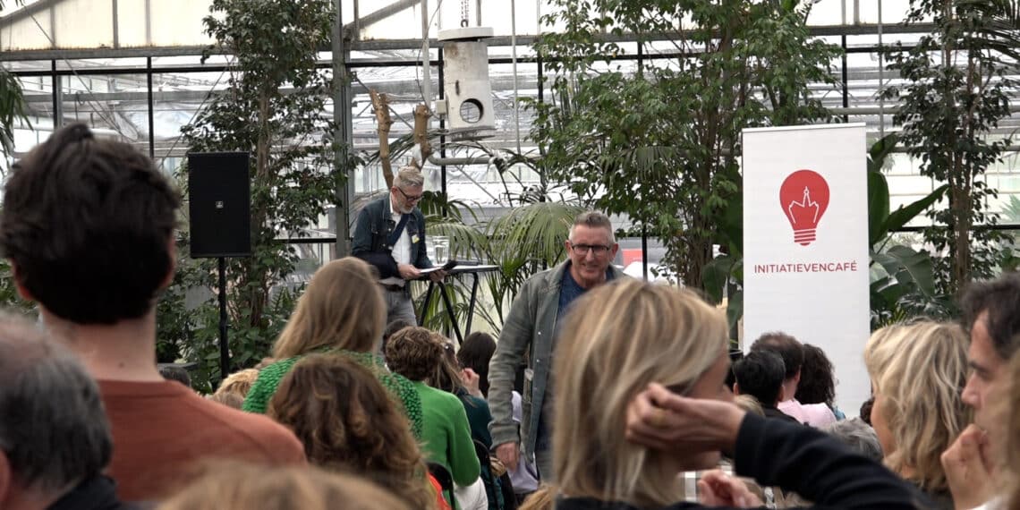 Zeven Haarlemmers pitchen hun idee om de stad beter te maken tijdens het initiatievencafé