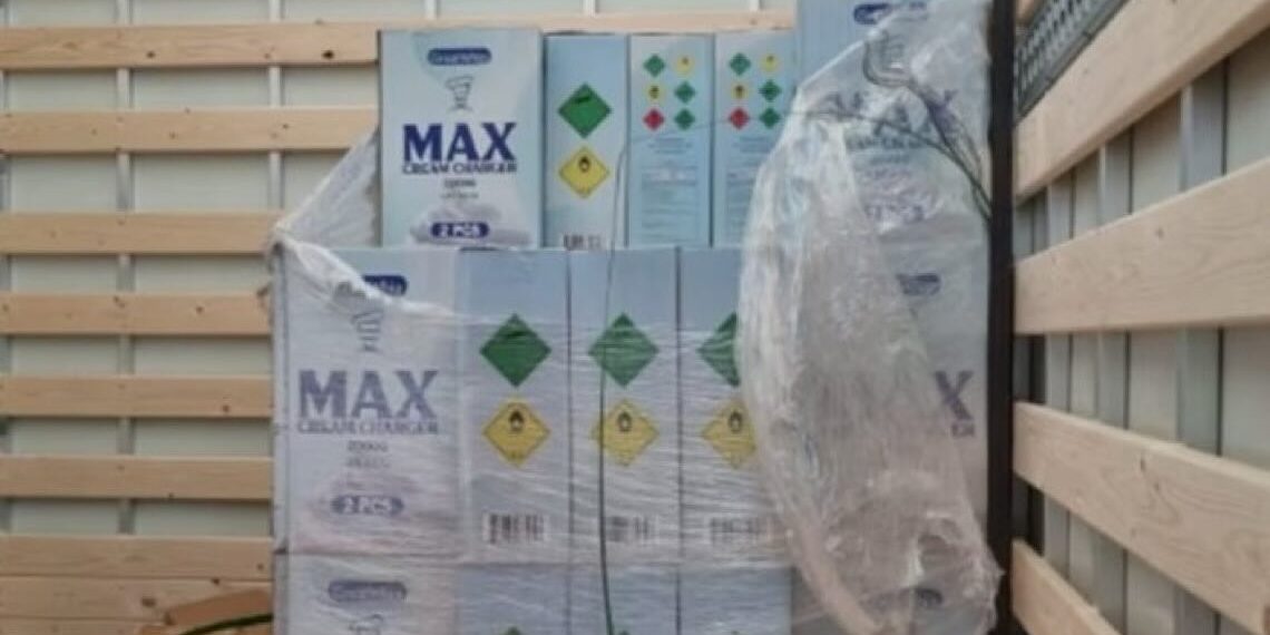 Haarlemmer aangehouden met bijna tweehonderd lachgascilinders en grote som geld