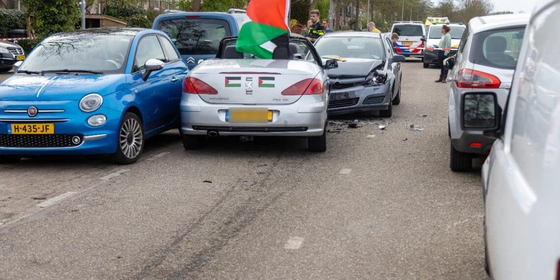 Steekpartij volgt op frontale aanrijding op Slaperdijkweg: twee gewonden