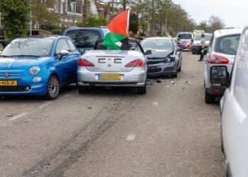 Steekpartij volgt op frontale aanrijding op Slaperdijkweg: twee gewonden