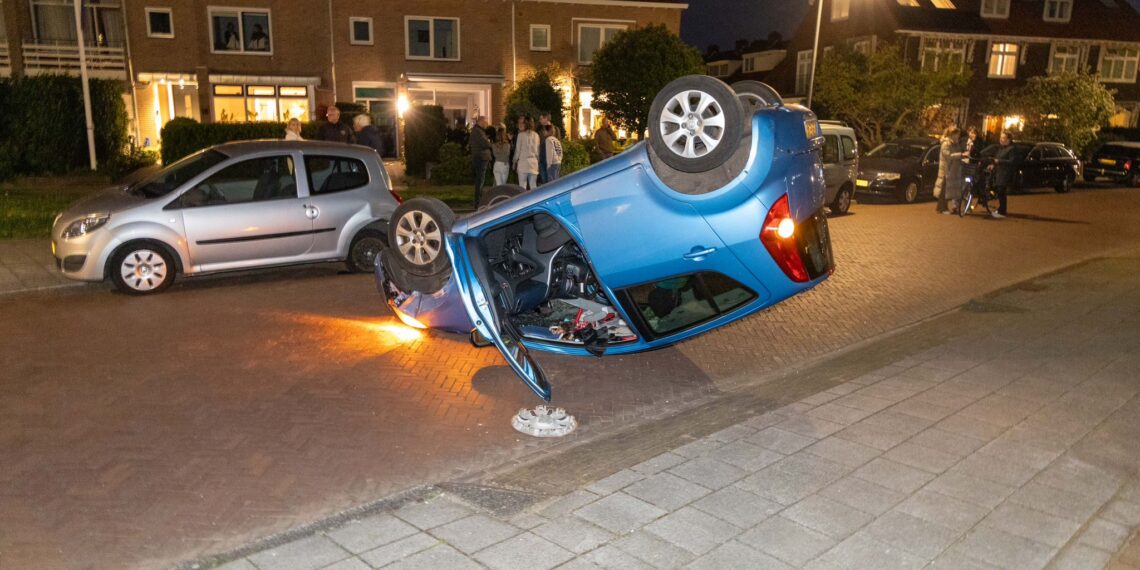 Oudere bestuurster belandt op de kop na botsing met geparkeerde auto