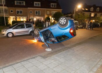 Oudere bestuurster belandt op de kop na botsing met geparkeerde auto
