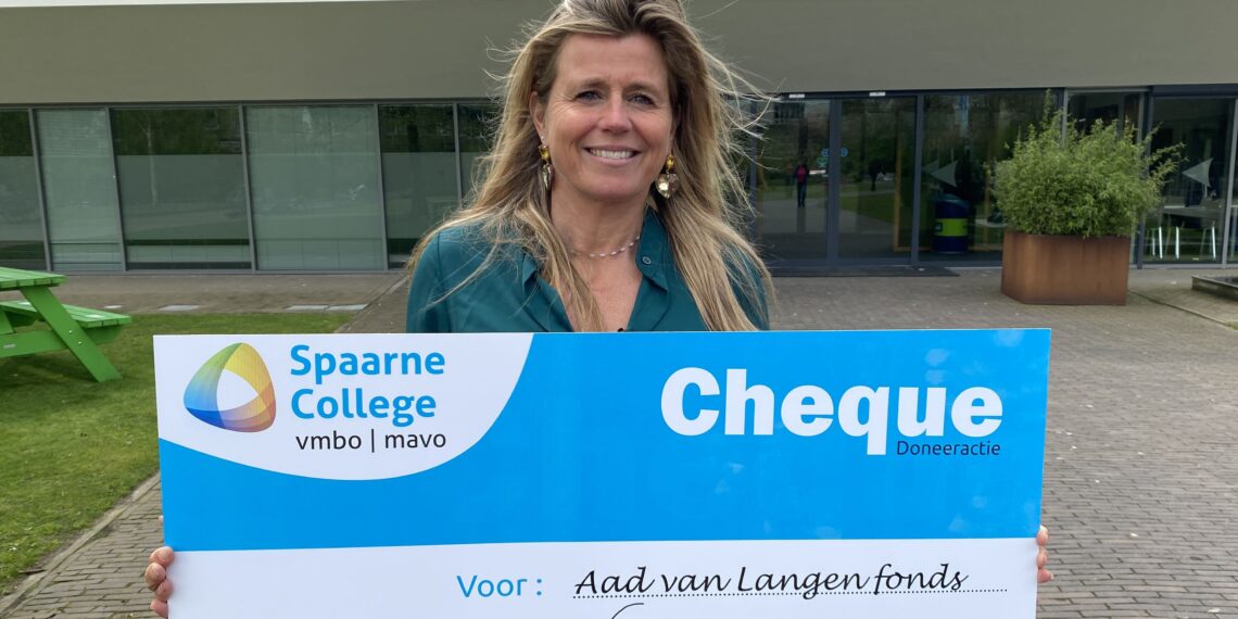 Schoolleider loopt marathon voor goed doel, maar haalt eindstreep niet: “Falen met trots”