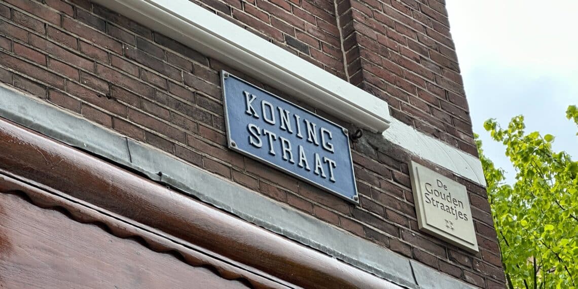 Man mishandeld door drietal in Koningstraat, mogelijk om geaardheid