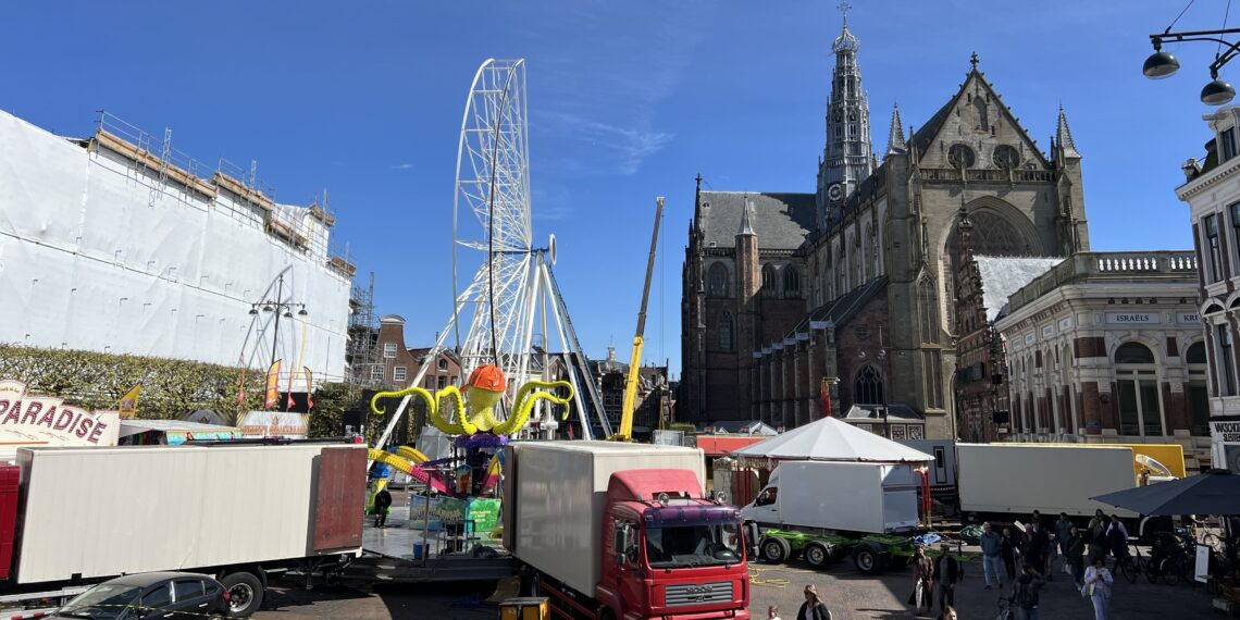 Opbouw Koningskermis in Haarlemse binnenstad in volle gang: “Ieder jaar weer een feestje”