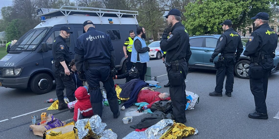 Na zeventien uur maakt politie een eind aan demonstratie op Paviljoenslaan: “Langste wegblokkade ooit”