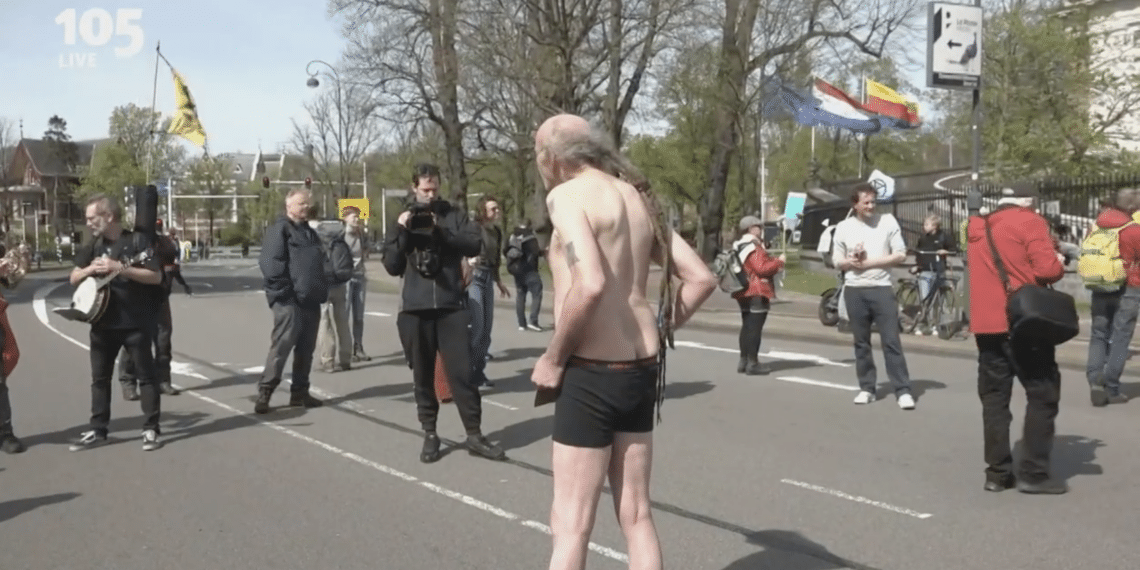 Gemeente sluit weg af voor provinciehuis, demonstranten betreden N205