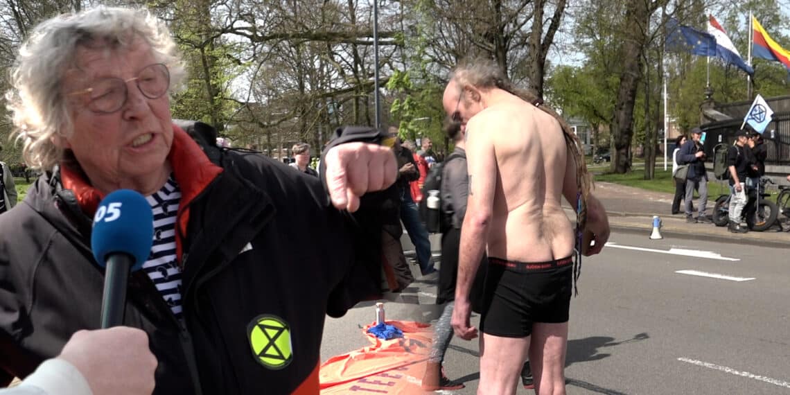 Kijk terug: Demonstrant kleedt zich uit tijdens wegblokkade