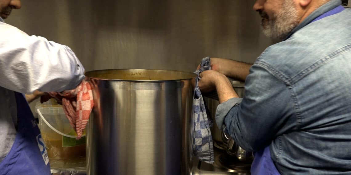 Een serieus gesprek en lekker eten bij de drukbezochte Iftar in Meerwijk: “Eten verbindt”
