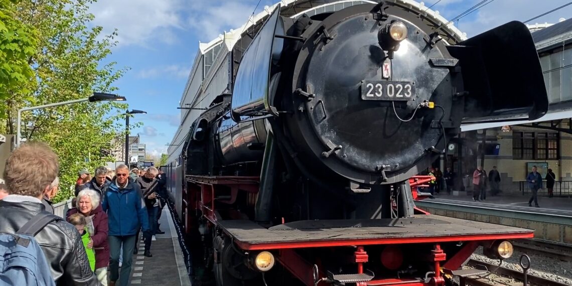 Duizenden mensen nemen kijkje bij stoomtrein op station Haarlem: “Er zit een ziel achter”