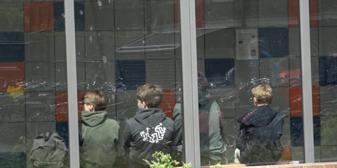 Geen mobieltjes meer op de middelbare school: “Iedereen neemt het stiekem mee”