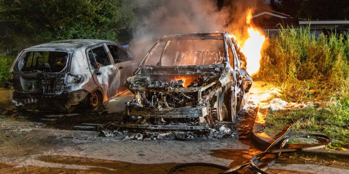 Drukke nacht voor de brandweer: weer twee autobranden, incident in de baconfabriek en container in vlammen