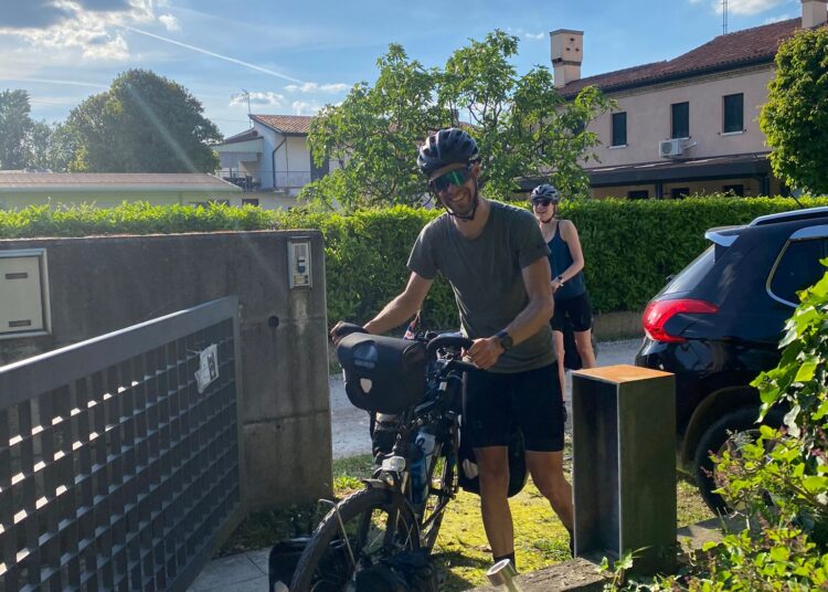 Tessa en Marco arriveren bij een vriendin in Italië.