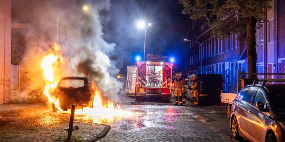 Hoge vlammen bij autobrand in Haarlem, politie vermoedt brandstichting