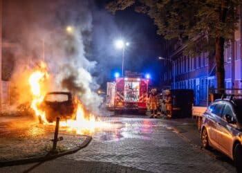 Hoge vlammen bij autobrand in Haarlem, politie vermoedt brandstichting