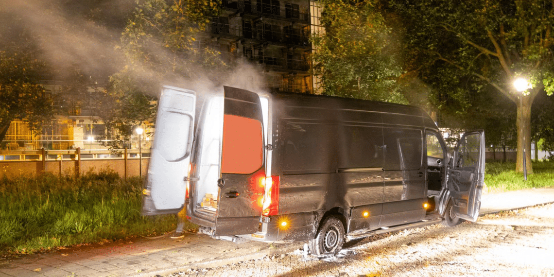 Aanmaakblokjes gevonden naast brandende werkbus, politie vermoedt brandstichting