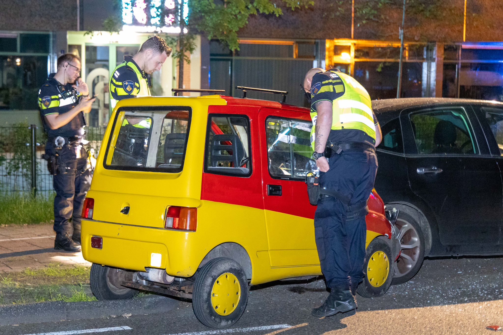 Bestuurder Bassie en Adriaan brommobiel botst op geparkeerde auto in Aerdenhout