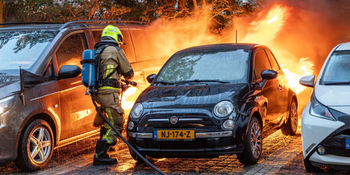 Vier voertuigen waaronder rouwauto beschadigd door brand in Haarlem