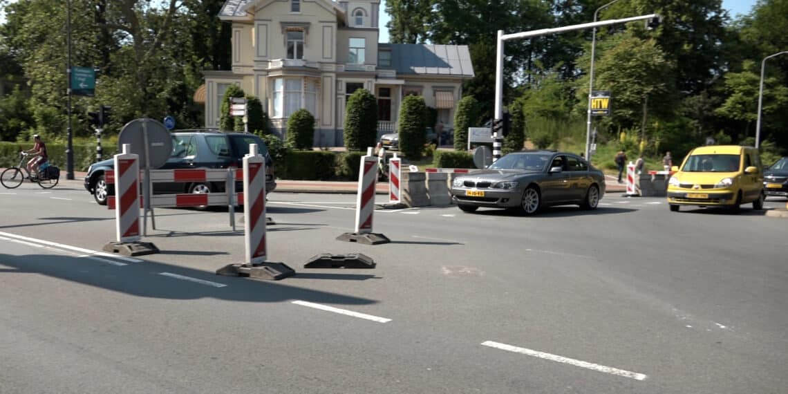 Laatste week verkeersproef afslag kruispunt Kennemerplein en Bolwerken: “Moet langer wachten”