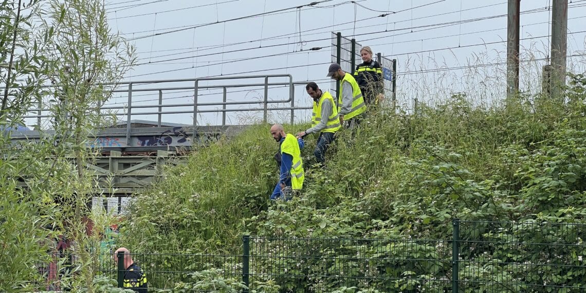 Politiehelikopter rukt uit voor drie mannen op het spoor in Haarlem