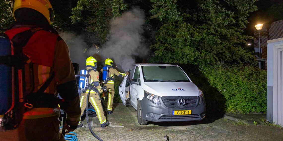 Werkbus vermoedelijk in brand gestoken in Haarlem