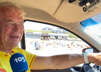 Reddingsbrigade blij met tropische temperaturen: “Eindelijk weer wat te doen op het strand”