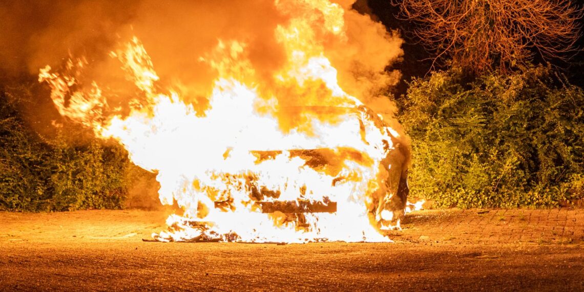 Opnieuw autobrand in Schalkwijk, buurtbewoner wordt wakker van harde knallen
