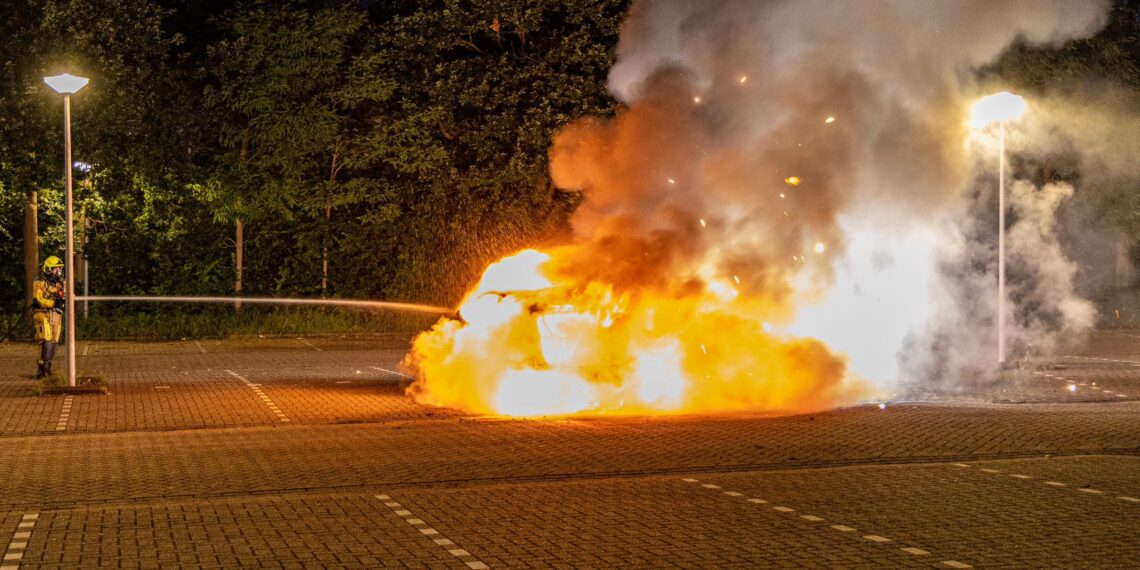 Auto gaat in vlammen op in Schalkwijk, 41-jarige Haarlemmer aangehouden