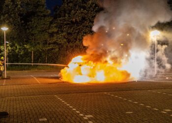 Auto gaat in vlammen op in Schalkwijk, 41-jarige Haarlemmer aangehouden