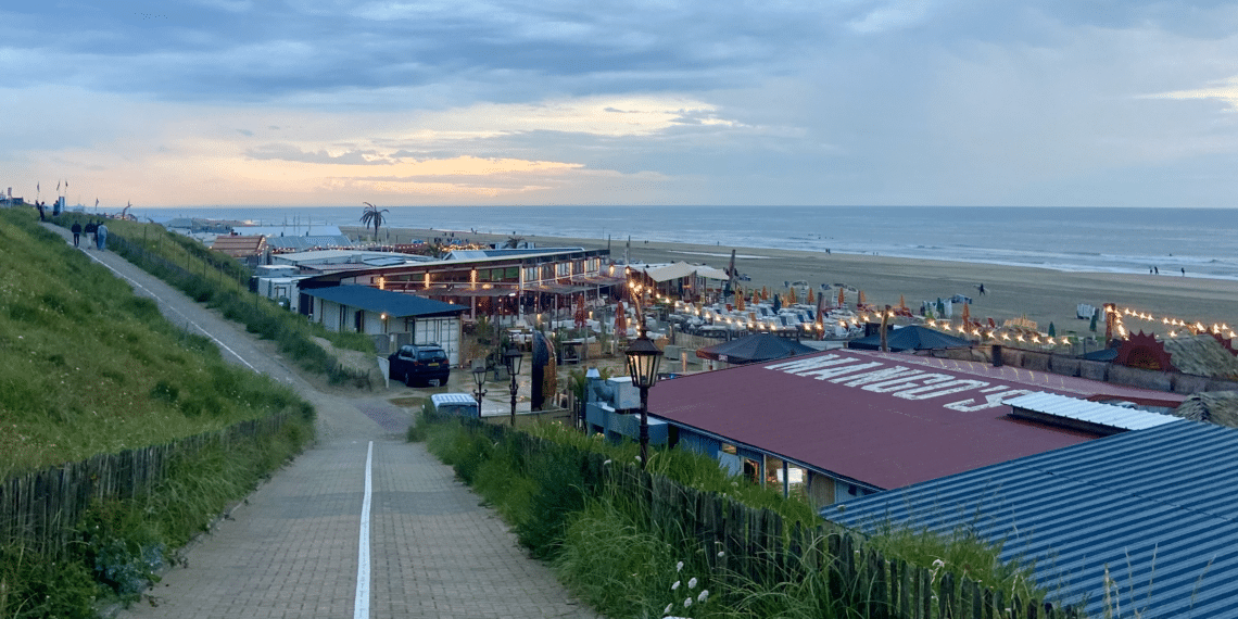 Zandvoort kustplaats boulevard strandtent