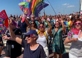 Pride at the Beach: “Voelen ons niet veilig om hand in hand in Haarlem te lopen”