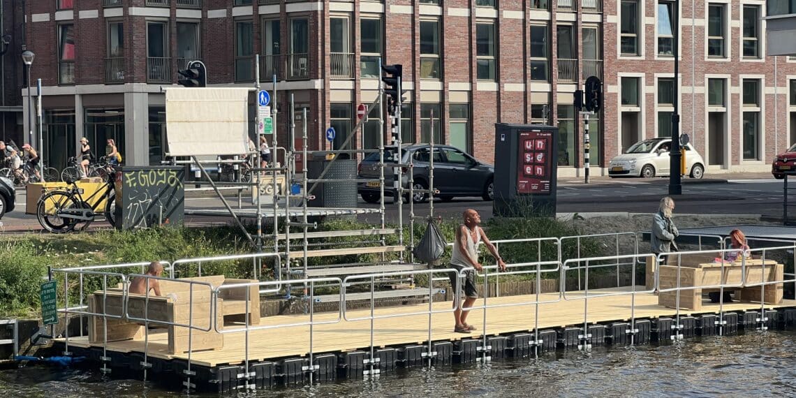 Vlot op water voor daklozen tegen overlast Hortusplein: “We merken nog geen verschil”