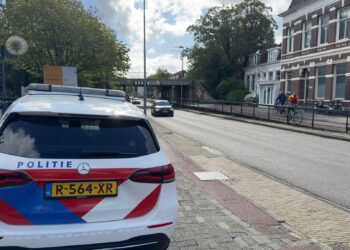 Vrachtwagen rijdt tegen spoorviaduct in Haarlem, treinverkeer weer opgestart