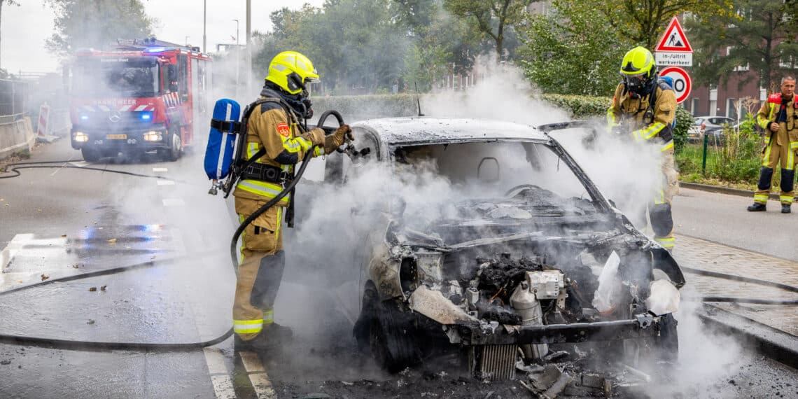 Auto vliegt tijdens het rijden in brand, bestuurder met de schrik vrij