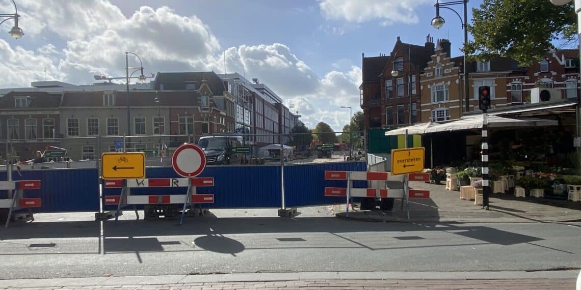Werkzaamheden Grote Houtbrug gestart, verkeer wordt omgeleid: ‘Kregen al een hoop verwensingen naar ons geslingerd’