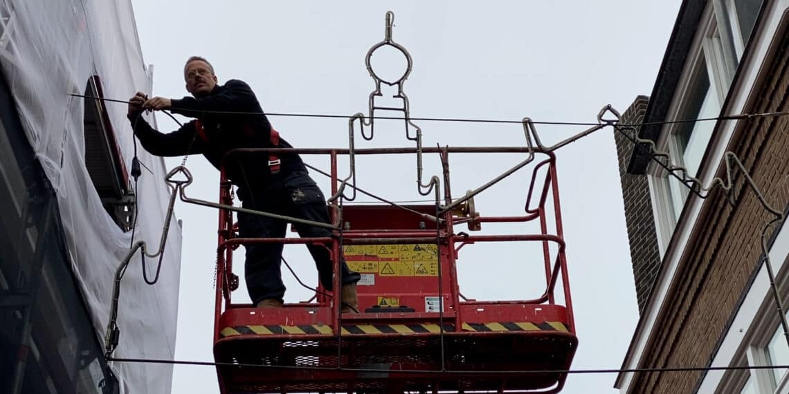 Kerstverlichting brandt weer in de stad: ‘Mijn opa begon er na de oorlog mee’