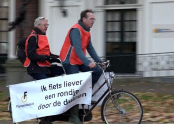 Fietsend protest bij provinciehuis om duinpaden te redden