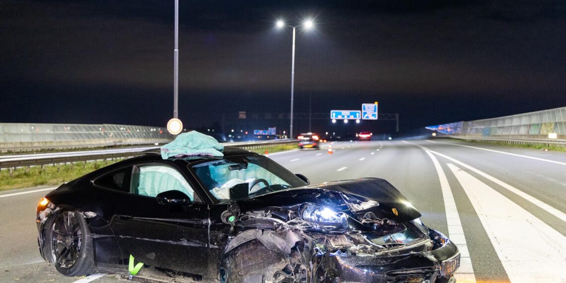 Sportwagen knalt in vangrail op A9, mogelijk alcohol in het spel