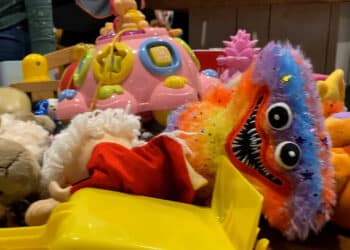 Meer speelgoed dan verwacht bij drukbezochte Swap Sint in Haarlem-Noord