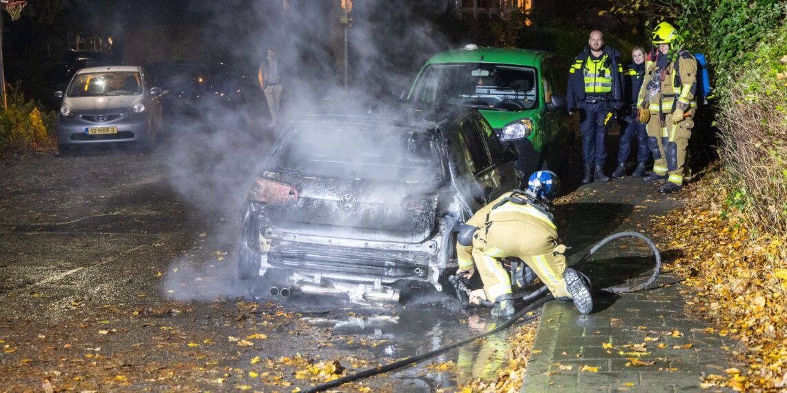 Politie onderzoekt autobrand: ‘Ander voertuig van eigenaar vorige week in brand gestoken’