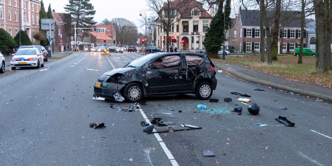 Automobilist botst op meerdere voertuigen, slaat over de kop en vlucht