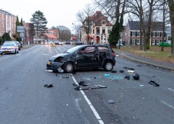 Automobilist botst op meerdere voertuigen, slaat over de kop en vlucht